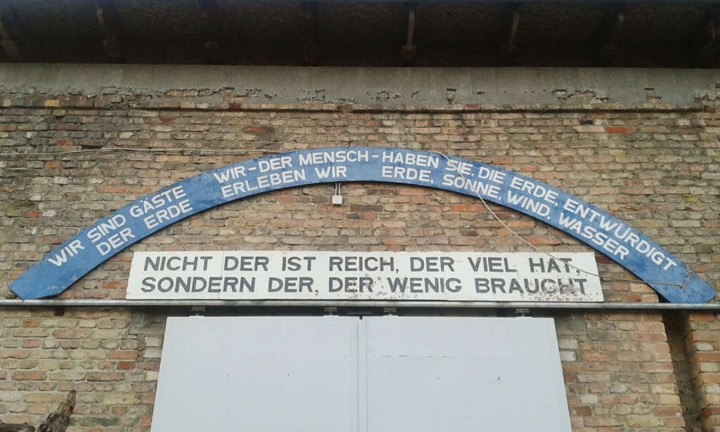 Schild "Wir sind Gäste der Erde"